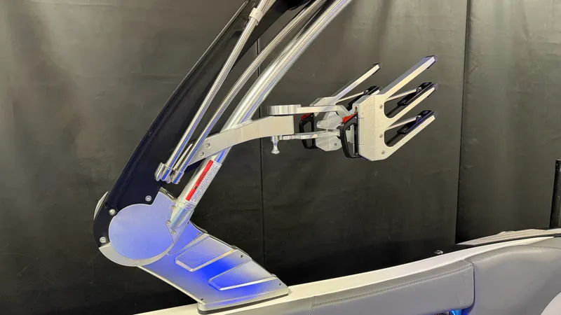 Slide: The Image of Mastercraft X24 2019 - 100