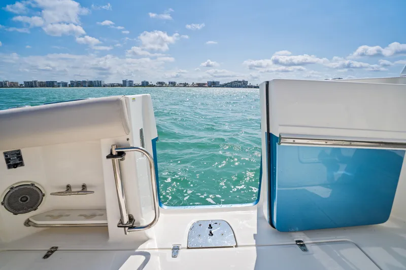 Slide: The Image of Boston Whaler 420 OUTRAGE 2018 - 16