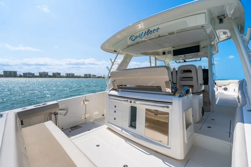 Slide: The Image of Boston Whaler 420 OUTRAGE 2018 - 17