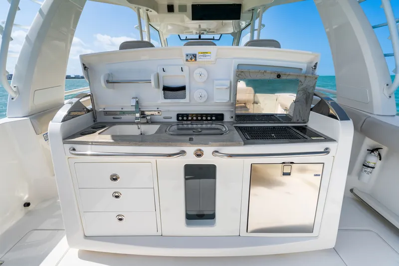 Slide: The Image of Boston Whaler 420 OUTRAGE 2018 - 18