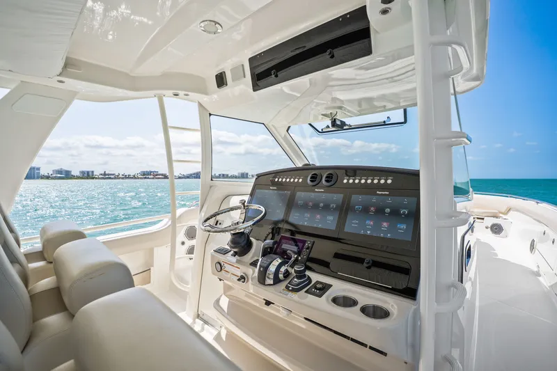 Slide: The Image of Boston Whaler 420 OUTRAGE 2018 - 22