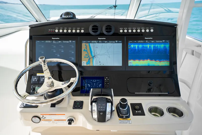 Slide: The Image of Boston Whaler 420 OUTRAGE 2018 - 24