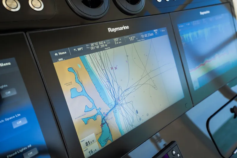Slide: The Image of Boston Whaler 420 OUTRAGE 2018 - 26