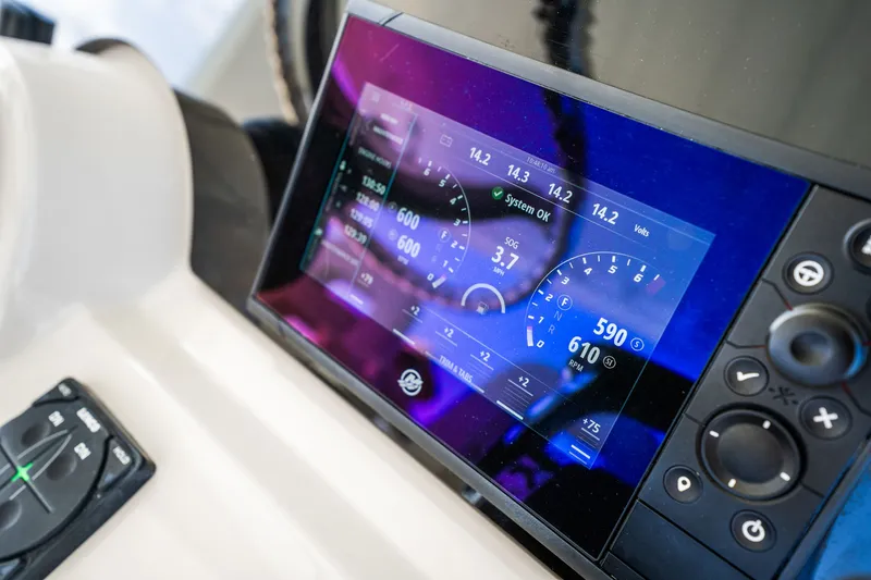 Slide: The Image of Boston Whaler 420 OUTRAGE 2018 - 28