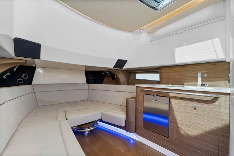 Slide: The Image of Boston Whaler 420 OUTRAGE 2018 - 29