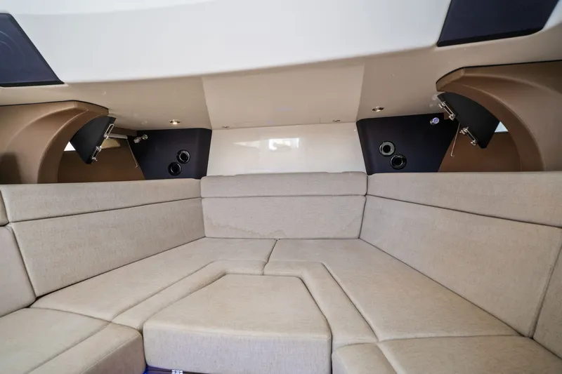 Slide: The Image of Boston Whaler 420 OUTRAGE 2018 - 30