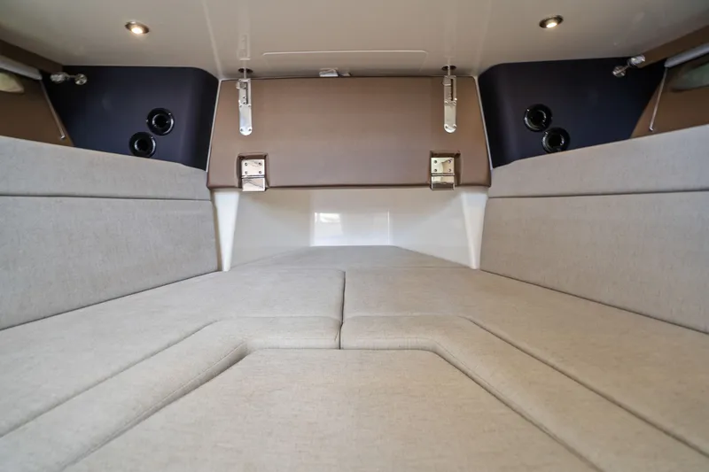 Slide: The Image of Boston Whaler 420 OUTRAGE 2018 - 31