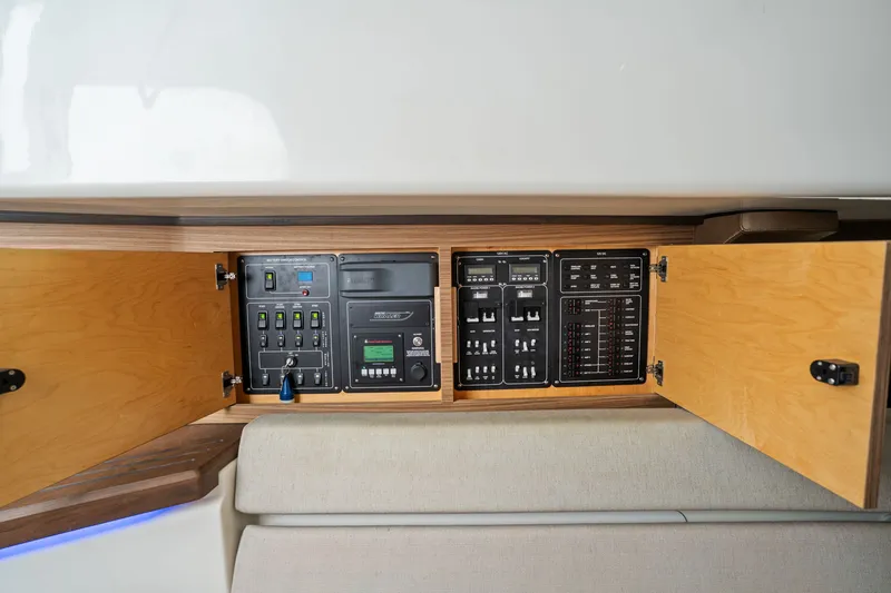 Slide: The Image of Boston Whaler 420 OUTRAGE 2018 - 32