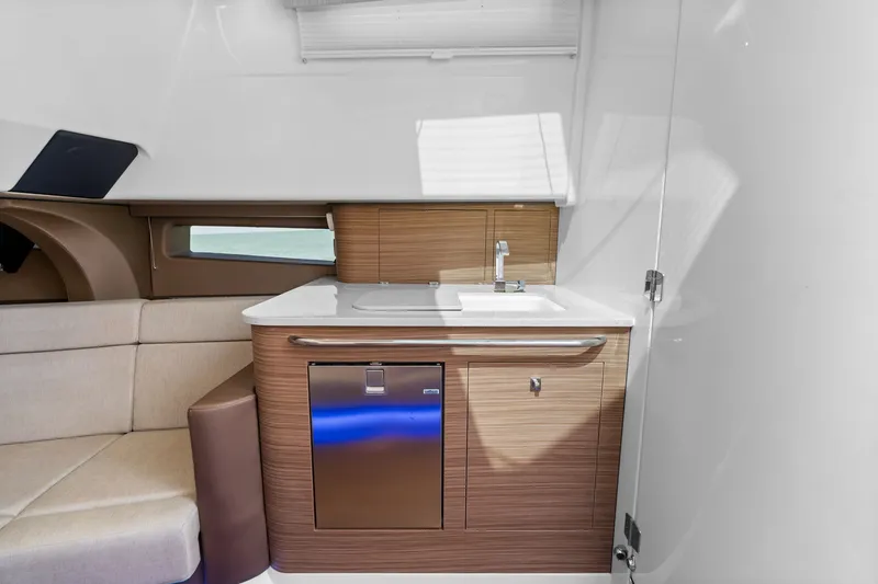 Slide: The Image of Boston Whaler 420 OUTRAGE 2018 - 33