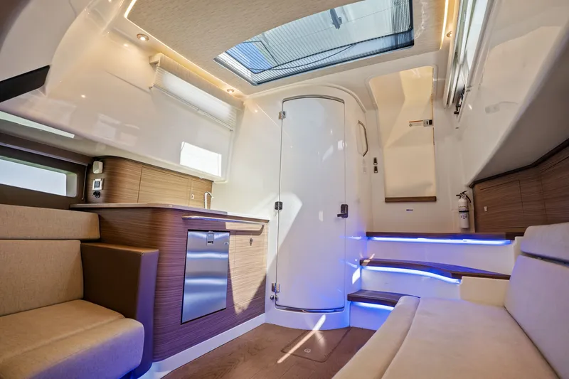Slide: The Image of Boston Whaler 420 OUTRAGE 2018 - 34