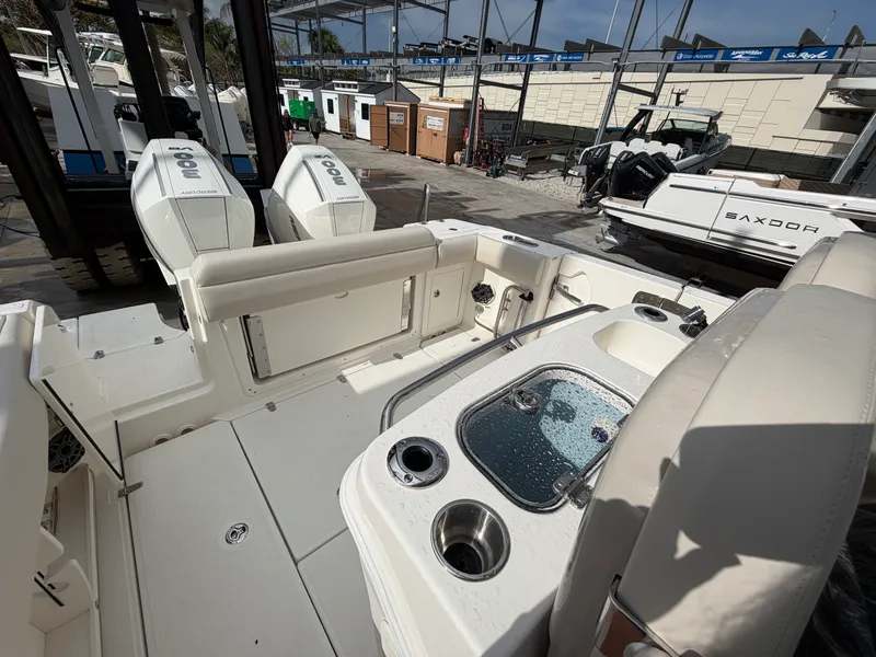 Slide: The Image of Boston Whaler 280 Outrage 2026 - 10