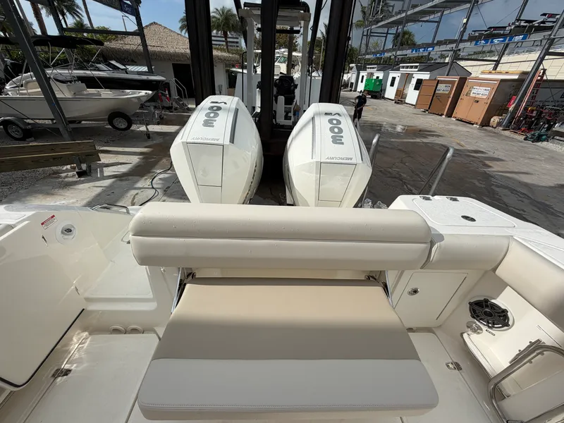Slide: The Image of Boston Whaler 280 Outrage 2026 - 11