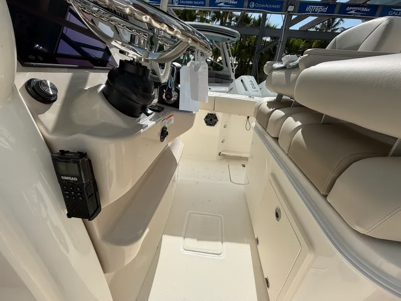 Slide: The Image of Boston Whaler 280 Outrage 2026 - 15