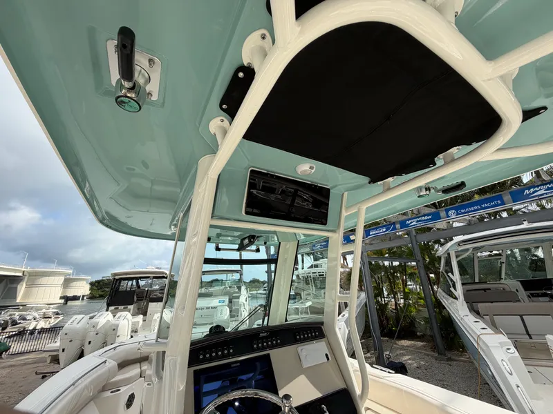 Slide: The Image of Boston Whaler 280 Outrage 2026 - 16