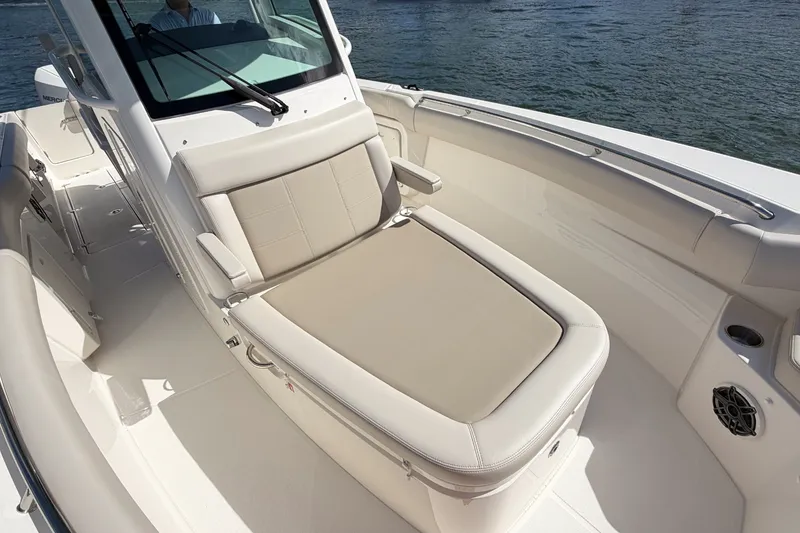 Slide: The Image of Boston Whaler 280 Outrage 2026 - 20