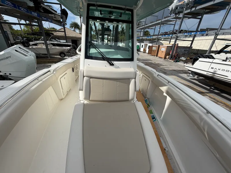 Slide: The Image of Boston Whaler 280 Outrage 2026 - 4
