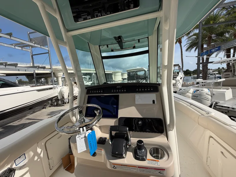 Slide: The Image of Boston Whaler 280 Outrage 2026 - 9
