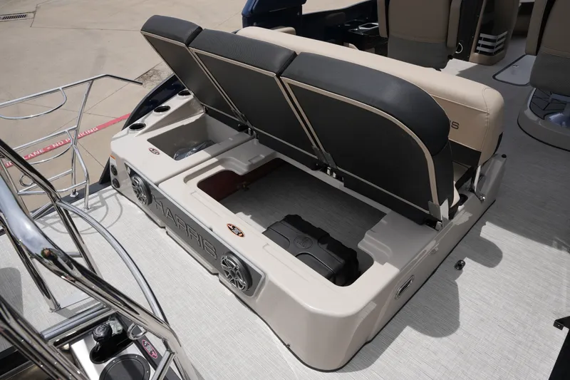 Slide: The Image of Harris Grand Mariner 230 2026 - 11