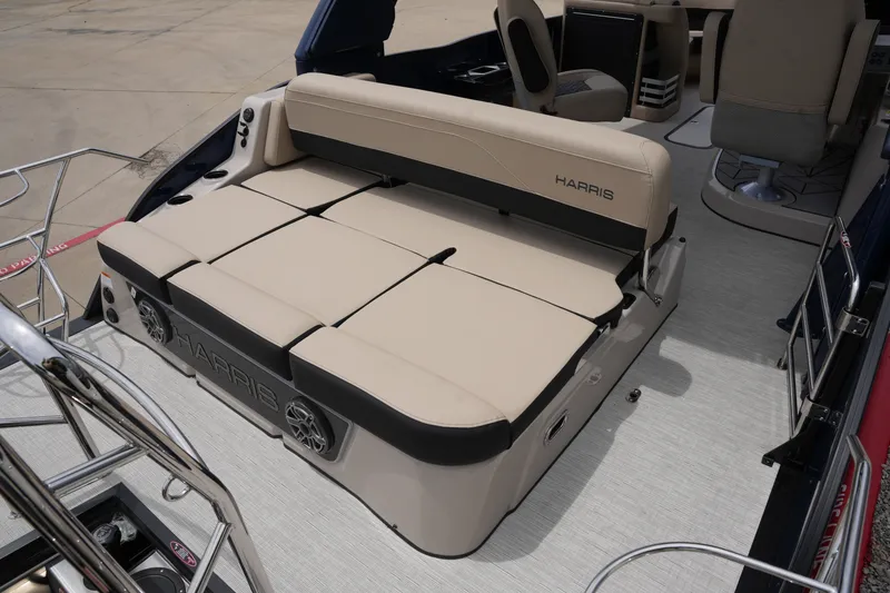 Slide: The Image of Harris Grand Mariner 230 2026 - 13