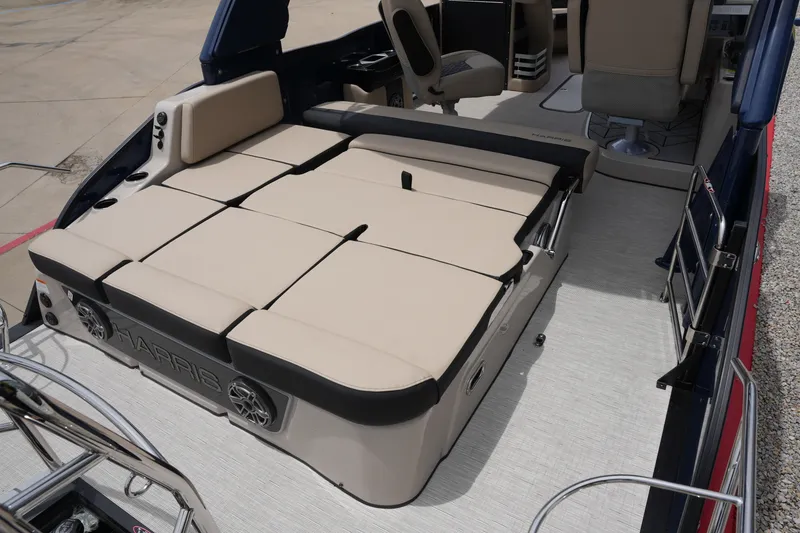 Slide: The Image of Harris Grand Mariner 230 2026 - 15