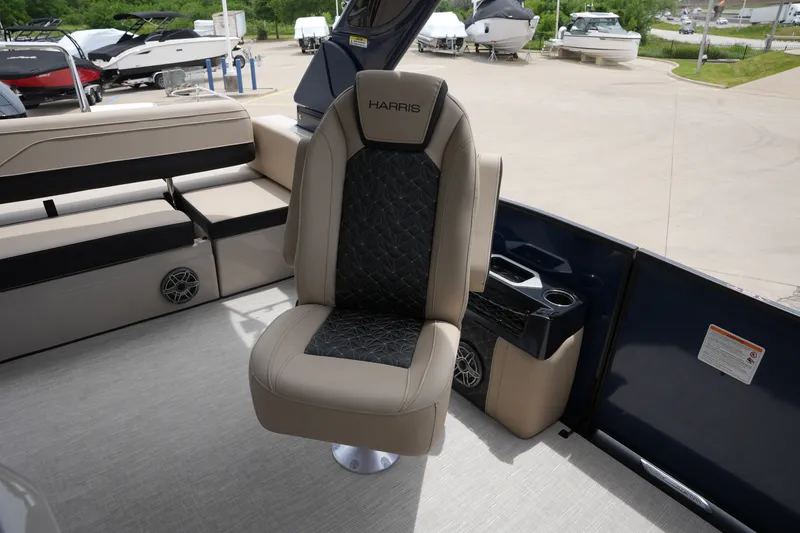 Slide: The Image of Harris Grand Mariner 230 2026 - 18