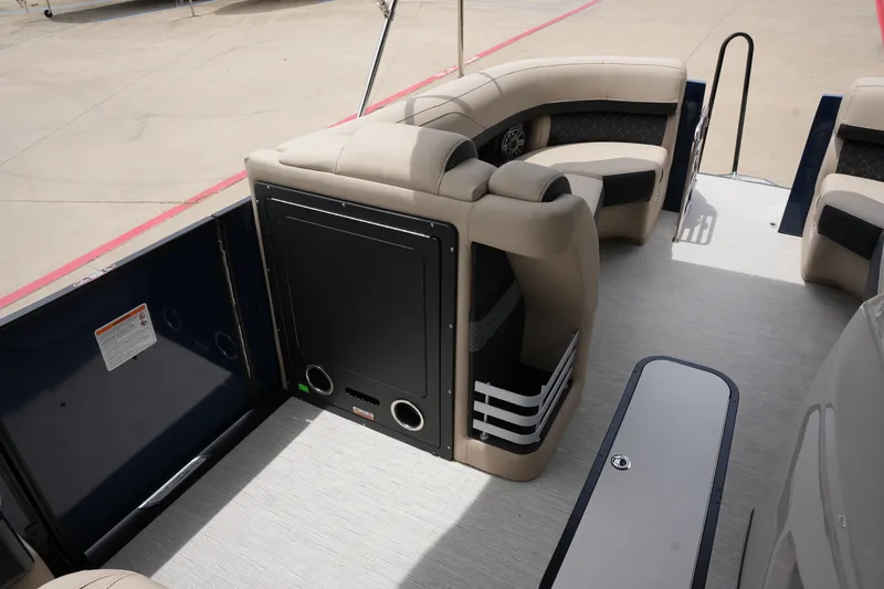 Slide: The Image of Harris Grand Mariner 230 2026 - 29
