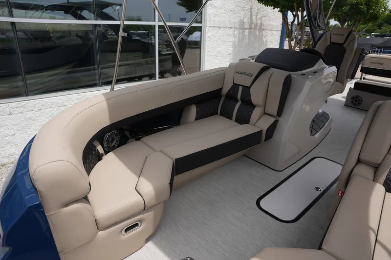 Slide: The Image of Harris Grand Mariner 230 2026 - 35