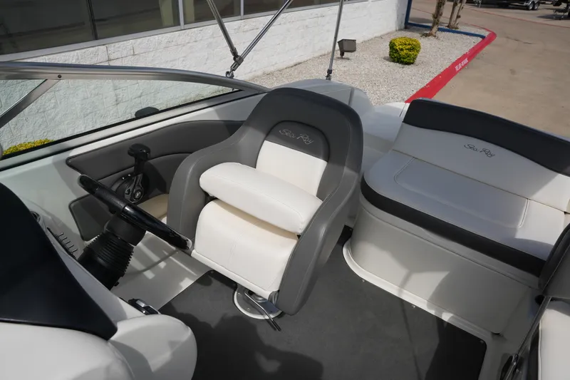 Slide: The Image of Sea Ray 200 Sundeck 2011 - 16