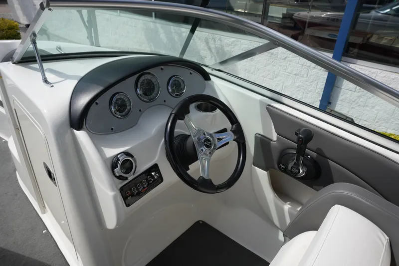 Slide: The Image of Sea Ray 200 Sundeck 2011 - 17