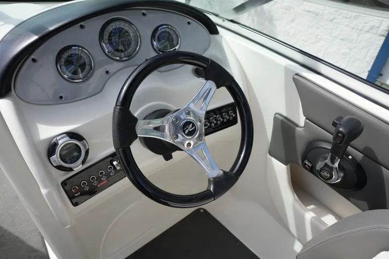 Slide: The Image of Sea Ray 200 Sundeck 2011 - 18