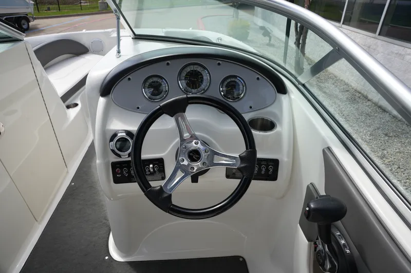 Slide: The Image of Sea Ray 200 Sundeck 2011 - 19