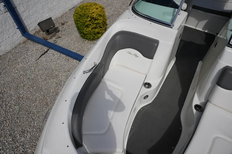 Slide: The Image of Sea Ray 200 Sundeck 2011 - 30