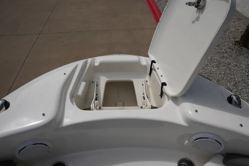 Slide: The Image of Sea Ray 200 Sundeck 2011 - 33