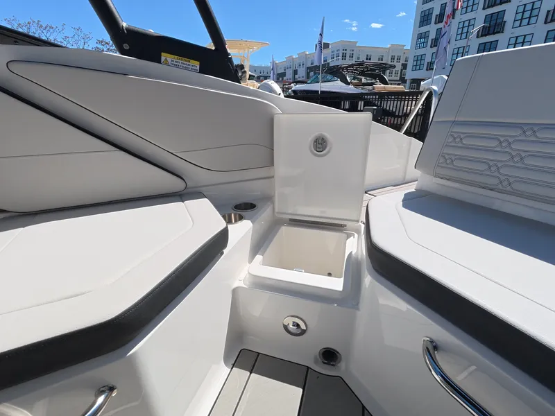 Slide: The Image of Sea Ray SPX 210 Outboard 2026 - 18