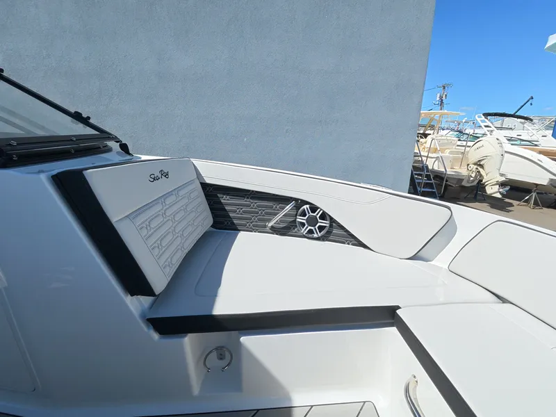 Slide: The Image of Sea Ray SPX 210 Outboard 2026 - 35