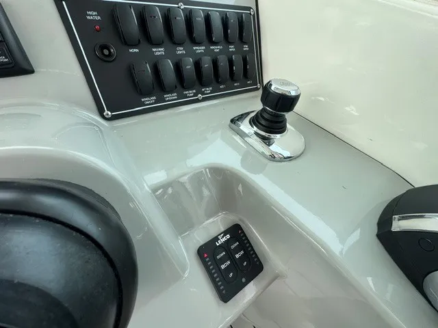 Slide: The Image of Boston Whaler 315 CONQUEST 2016 - 20