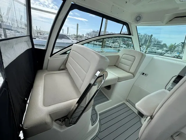 Slide: The Image of Boston Whaler 315 CONQUEST 2016 - 12