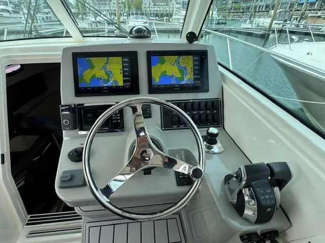 Slide: The Image of Boston Whaler 315 CONQUEST 2016 - 17