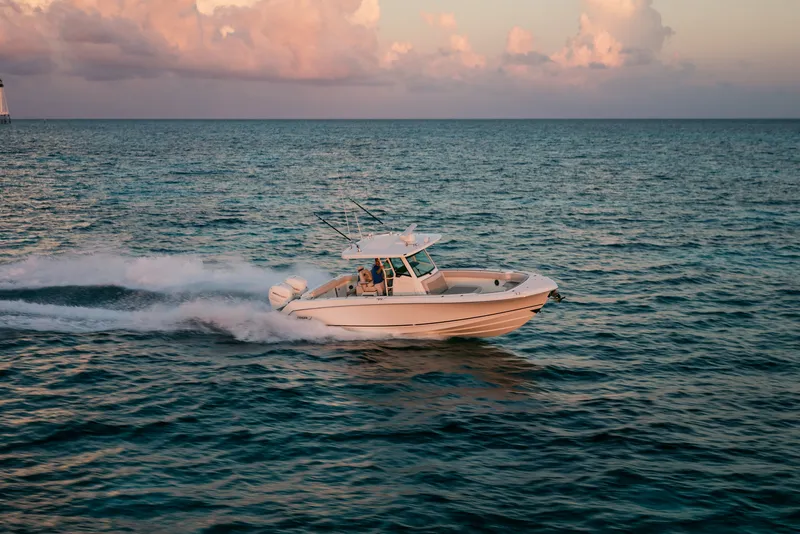 The Image of Boston Whaler 33 OUTRAGE 2023 - 0