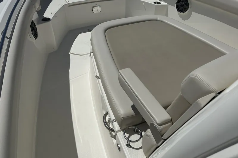 Slide: The Image of Boston Whaler 33 OUTRAGE 2023 - 10