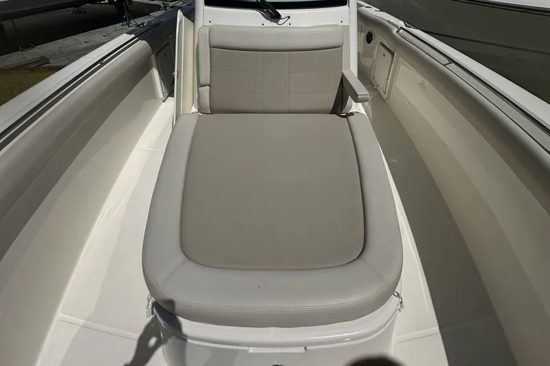 Slide: The Image of Boston Whaler 33 OUTRAGE 2023 - 11