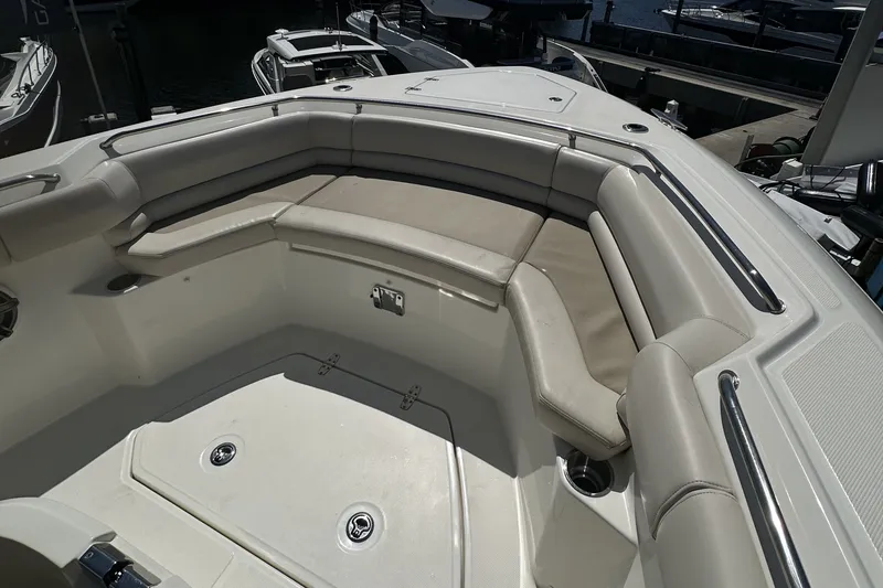 Slide: The Image of Boston Whaler 33 OUTRAGE 2023 - 12