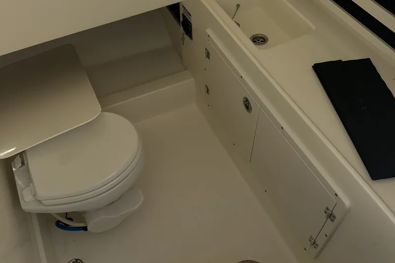 Slide: The Image of Boston Whaler 33 OUTRAGE 2023 - 13