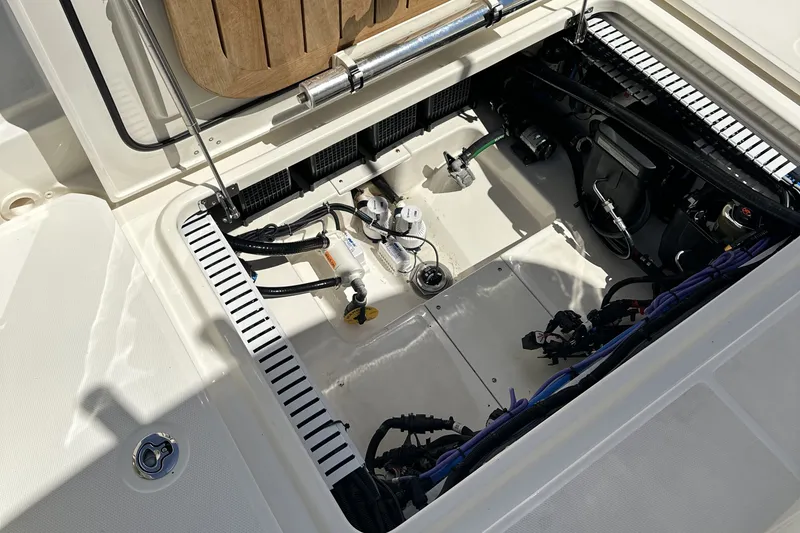 Slide: The Image of Boston Whaler 33 OUTRAGE 2023 - 14