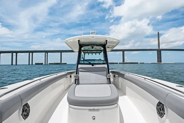 Slide: The Image of Boston Whaler 33 OUTRAGE 2023 - 25
