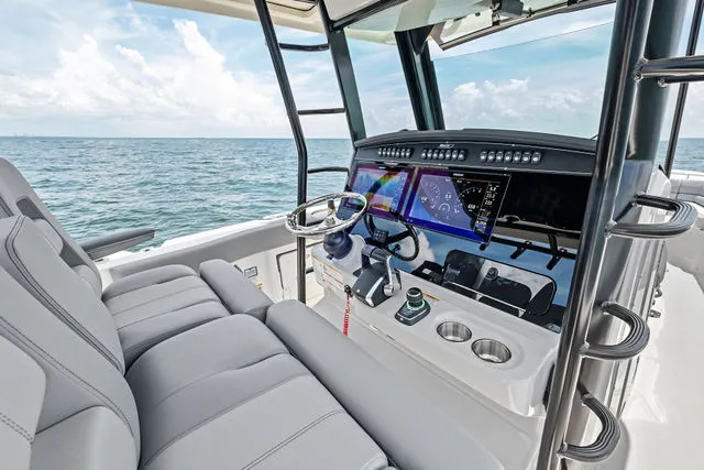 Slide: The Image of Boston Whaler 33 OUTRAGE 2023 - 26