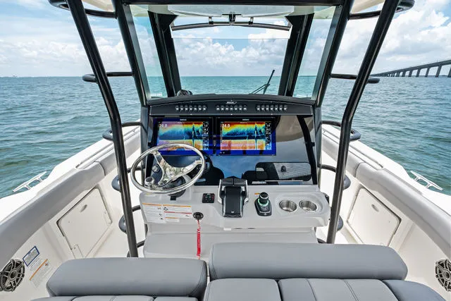 Slide: The Image of Boston Whaler 33 OUTRAGE 2023 - 27