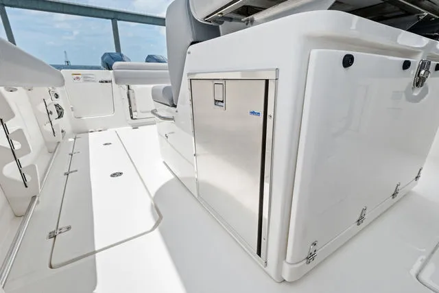 Slide: The Image of Boston Whaler 33 OUTRAGE 2023 - 28
