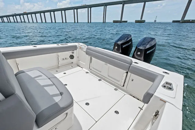 Slide: The Image of Boston Whaler 33 OUTRAGE 2023 - 29