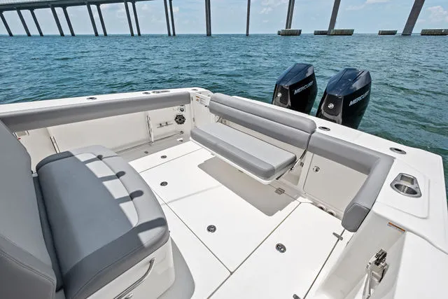 Slide: The Image of Boston Whaler 33 OUTRAGE 2023 - 26